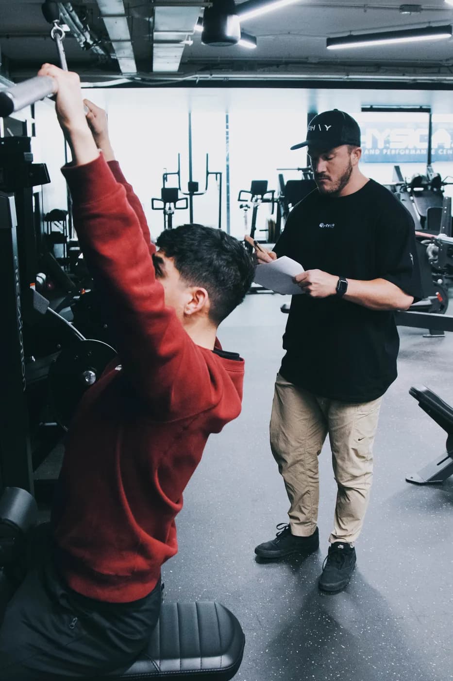 André evaluando ejecución técnica en examen práctico AES(c)