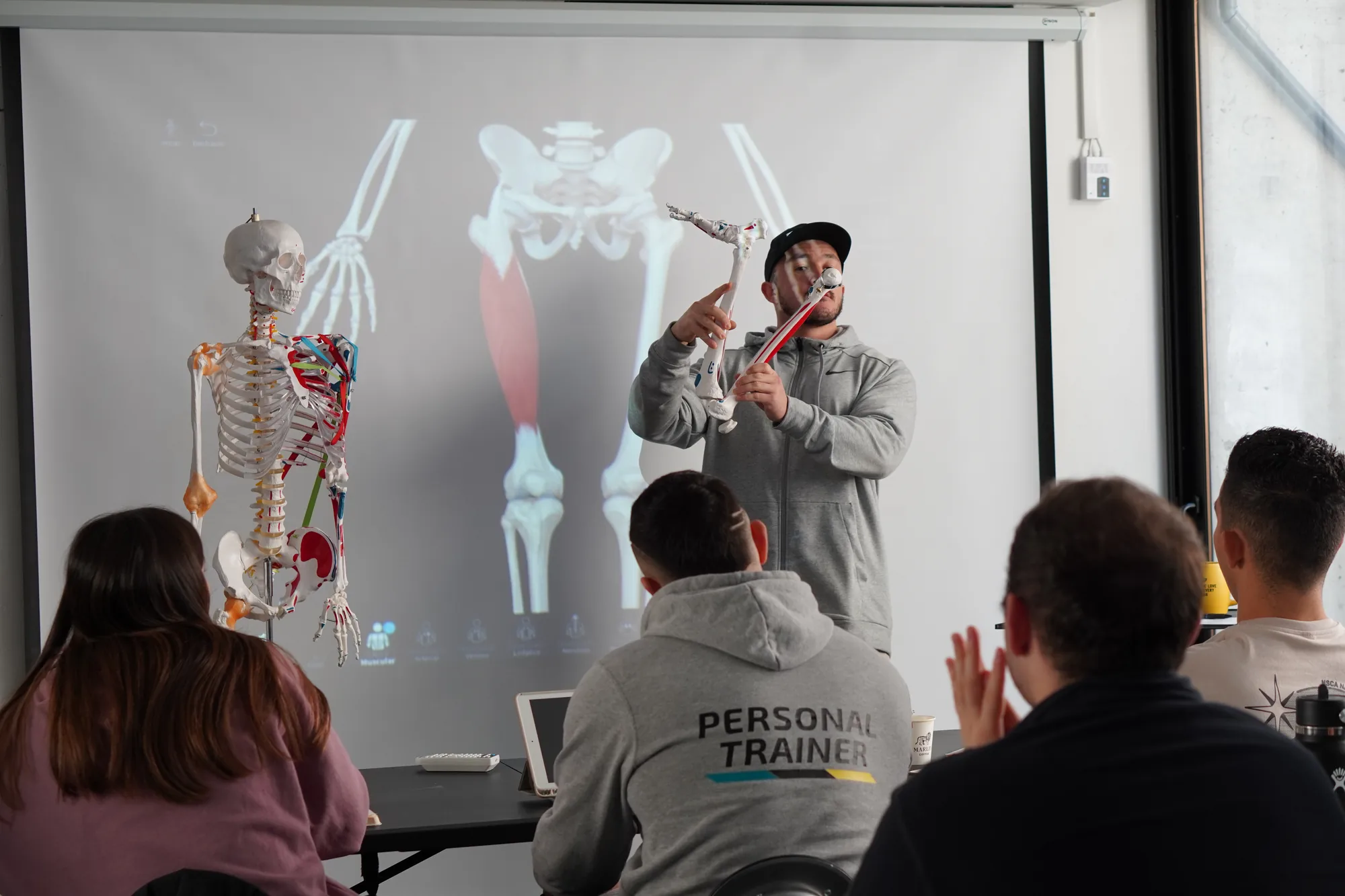 André Bravo dictando clase de anatomía estructural en Physica