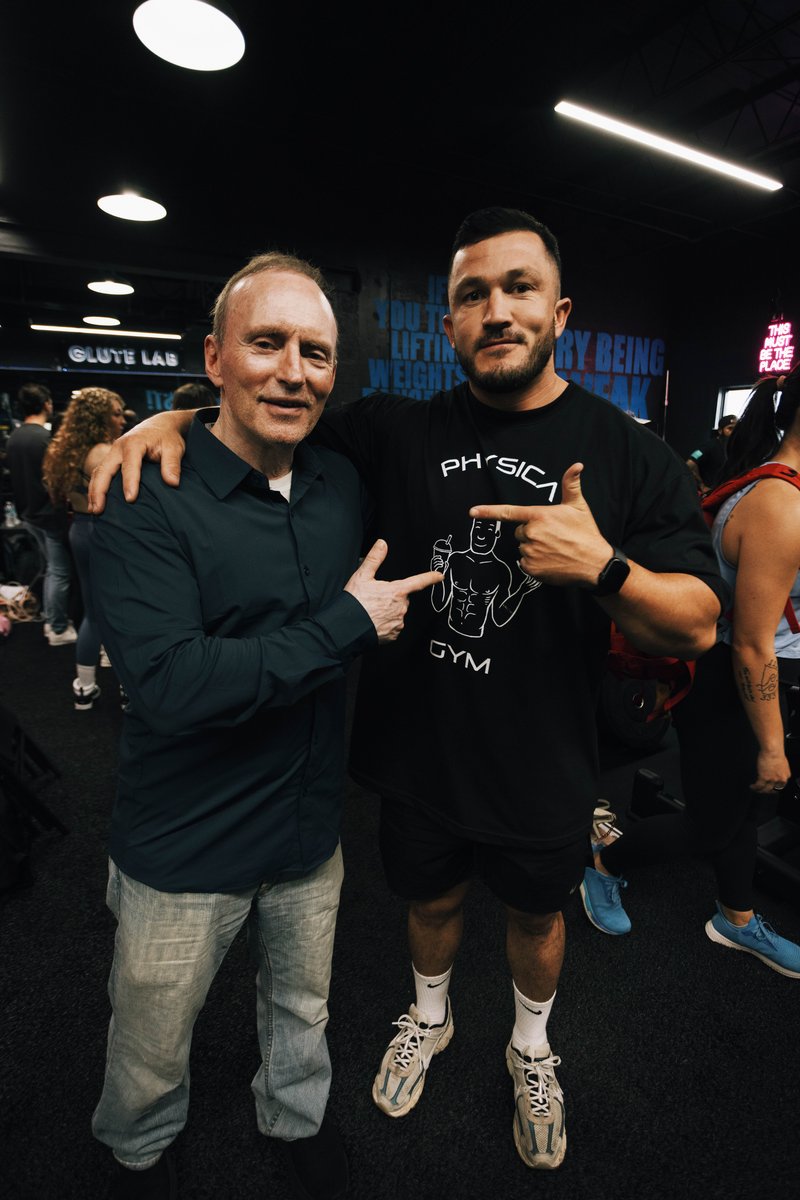 André Bravo con Brad Schoenfeld en Glute Lab